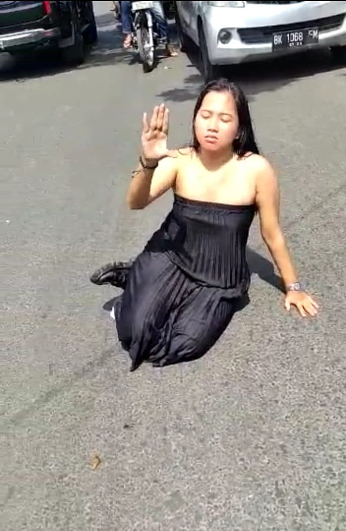 wanita_berparas_cantik_menari_di_tengah_jalan_viral_di_medsos