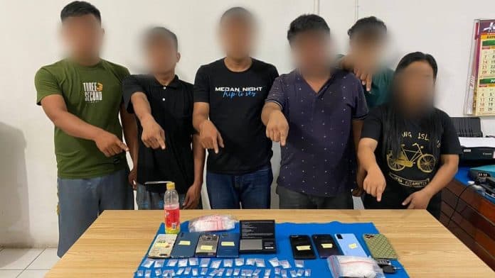 wanita_cantik_dan_5_pria_terlibat_narkotika_seratusan_gram_sabu_diamankan_polres_siantar