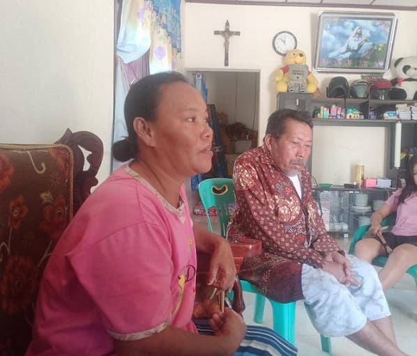 wanita_ini_melarikan_diri_usai_menikah_ibunya_dia_anak_pekerja_keras