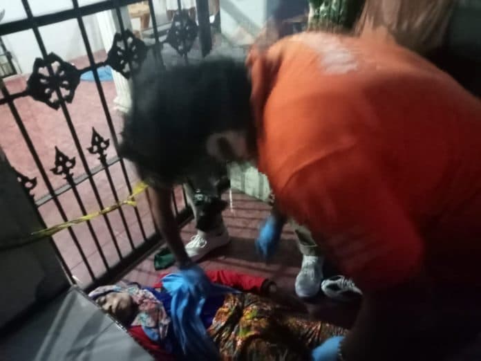 wanita_lansia_terbujur_kaku_di_depan_rumah_mewah