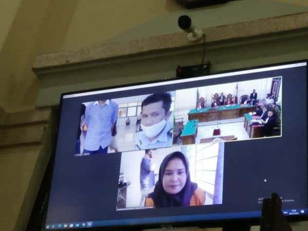 wanita_muda_ini_murung_saat_diadili_di_pengadilan_negeri_medan