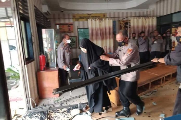 wanita_penabrak_pintu_spkt_polres_siantar_masih_jalani_masa_observasi_di_rs_jiwa