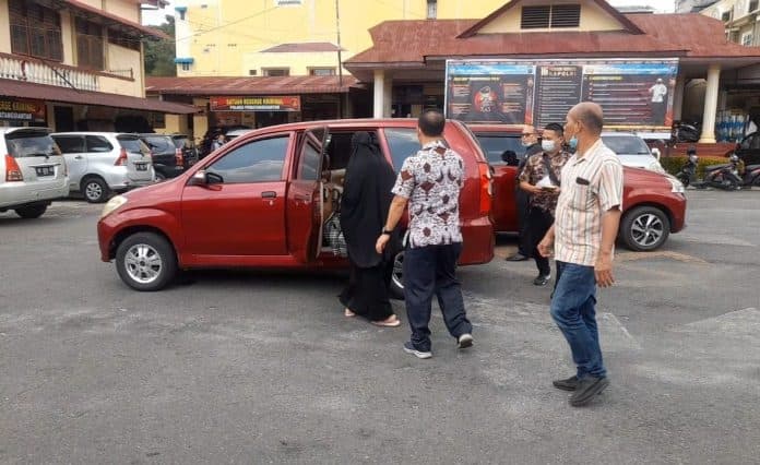 wanita_penabrak_spkt_polres_siantar_dibantarkan_ke_rumah_sakit_jiwa_di_medan