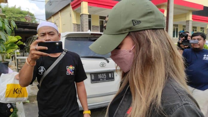 wanita_yang_diduga_pemicu_penganiayaan_anak_akbp_ah_jalani_pemeriksaan_di_polda_sumut