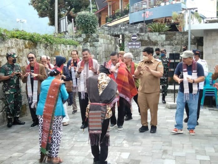 wantimpres_agung_laksono_kunjungi_huta_siallagan
