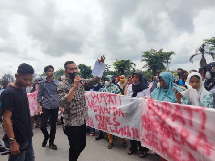 warga_3_desa_di_asahan_demo_tolak_pelantikan_kades