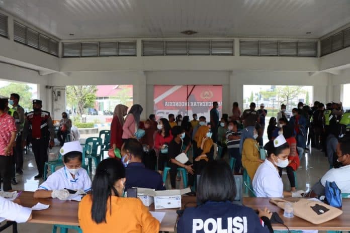 warga_antusias_ikuti_vaksinasi_kapolresta_deli_serdang_terima_kasih