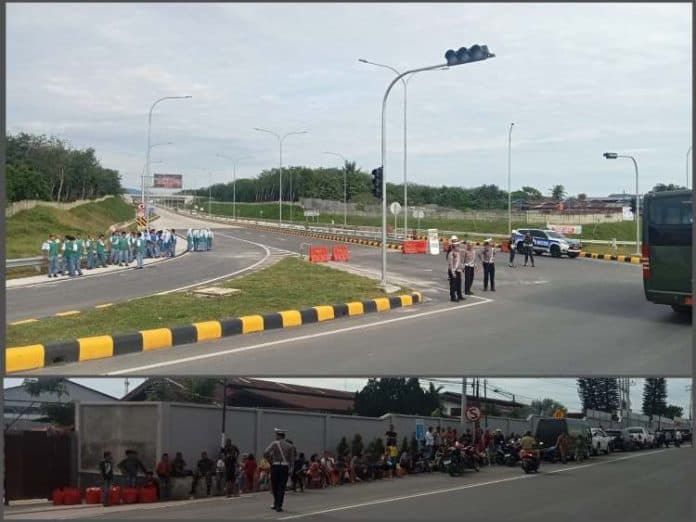 warga_antusias_menunggu_presiden_joko_widodo_di_depan_gerbang_tol_sinaksak