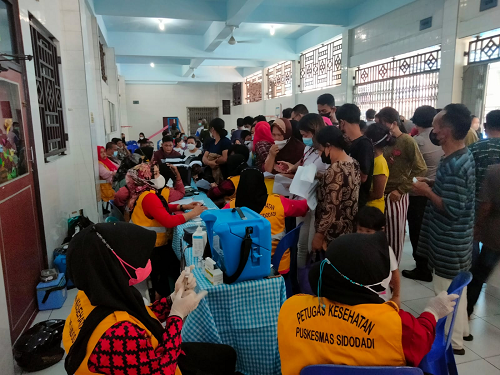 warga_asahan_berdesakan_ingin_divaksin_agar_dapat_paket_sembako