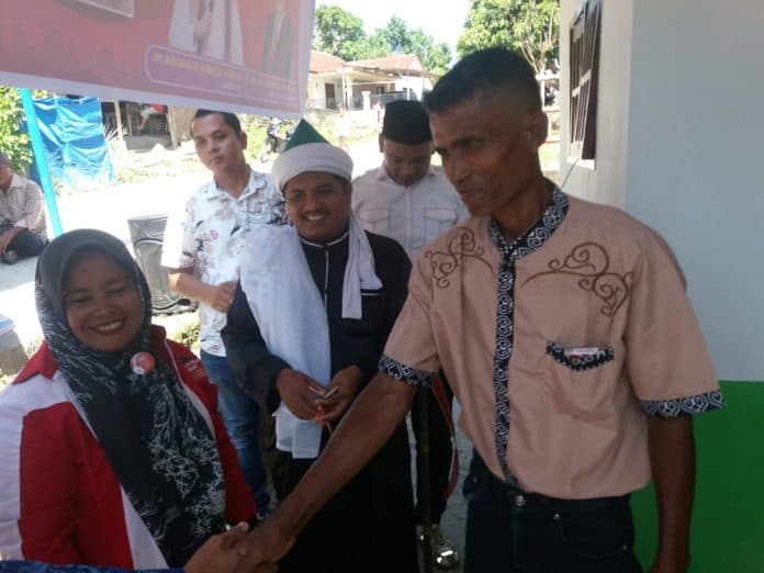 warga_baliju_tanah_jawa_terharu_dapat_rumah_baru_dari_haji_novri_aritonang