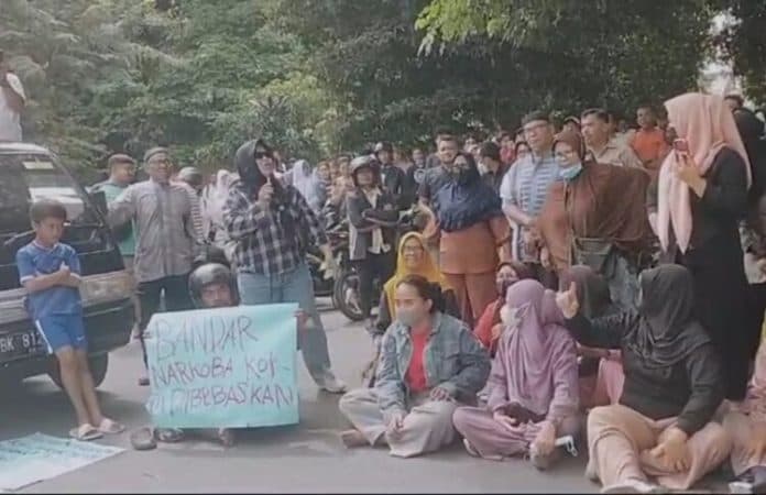 warga_bandar_utama_geruduk_pn_tebing_tinggi_terduga_bandar_narkoba_divonis_bebas