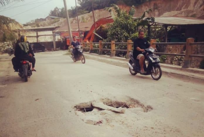 warga_bangun_purba_keluhkan_kondisi_jembatan_damak_maliho_yang_rusak