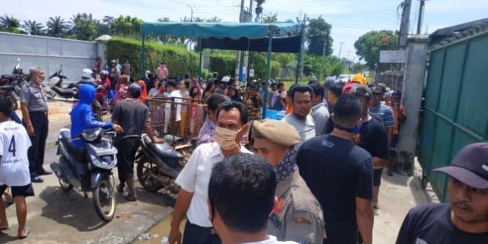 warga_bangun_rejo_tamora_datangi_pt_lacquercraf_industry_indonesia_karena_bendung_parit