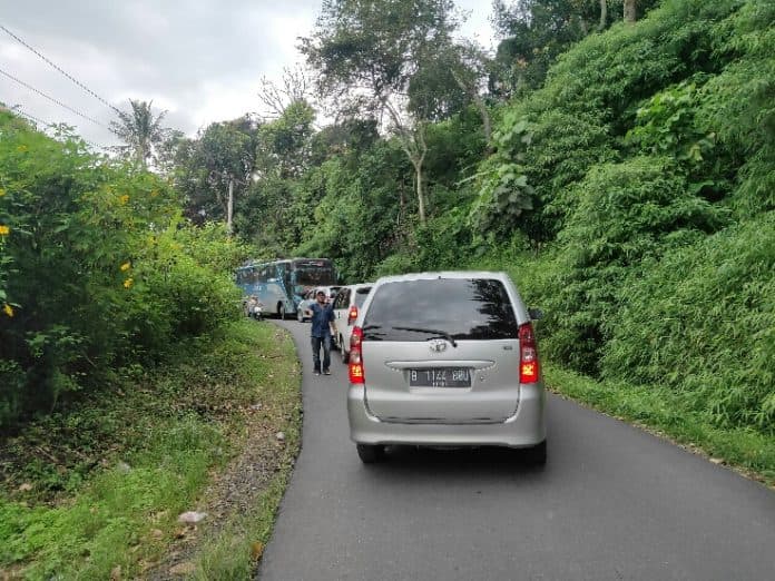 warga_berharap_jalan_utama_menuju_tigaras_diperlebar