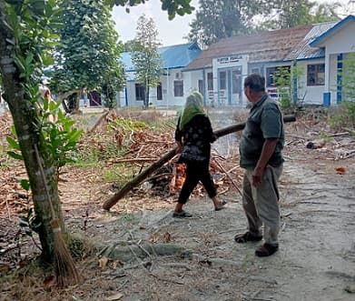 warga_bersihkan_potongan_kayu_dan_sampah_di_kantor_disdik_deli_serdang