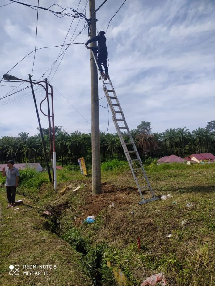 warga_bersyukur_pln_gerak_cepat_mengatasi_tiang_beton_listrik_yang_tumbang_di_viyata_yudha