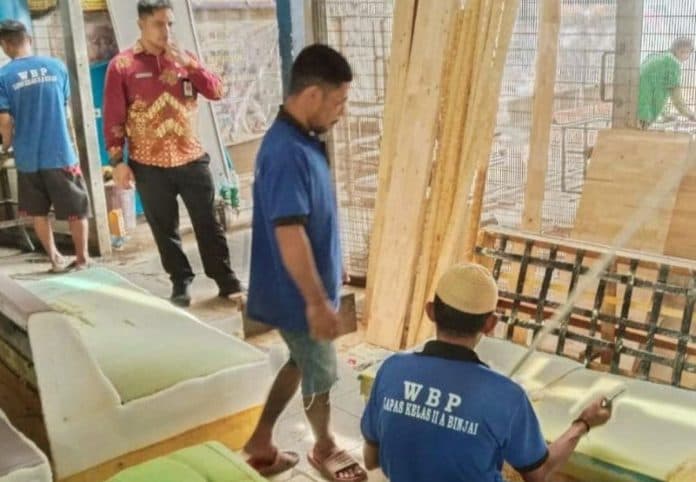 warga_binaan_lapas_klas_iia_binjai_ikuti_pelatihan_pembuatan_sofa