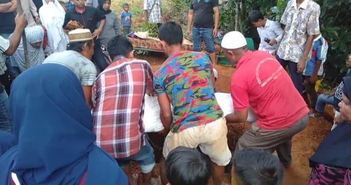 warga_bsp_yang_tewas_ditabrak_ka_dimakamkan_di_tebing_tinggi