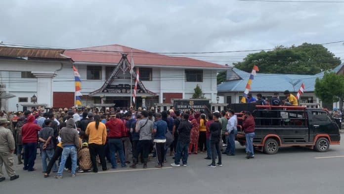 warga_dairi_demo_ke_gedung_dprd_ini_tujuannya