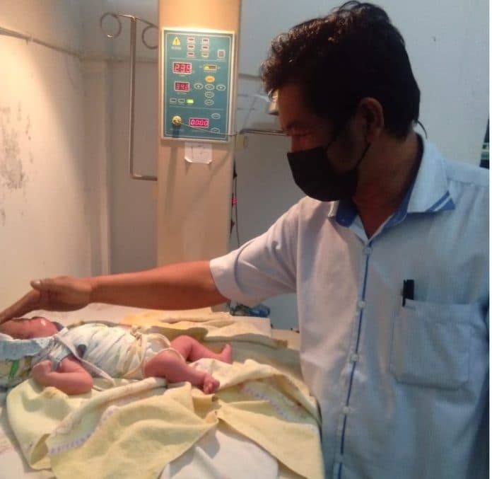 warga_dairi_heboh_bayi_baru_lahir_ditemukan_dalam_kardus_di_teras_rumah_lumban_gaol