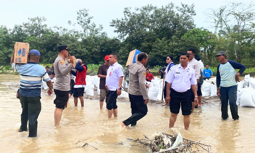 warga_dan_forkopimcam_air_putih_gotong_royong_perbaiki_tanggul_sungai_jebol