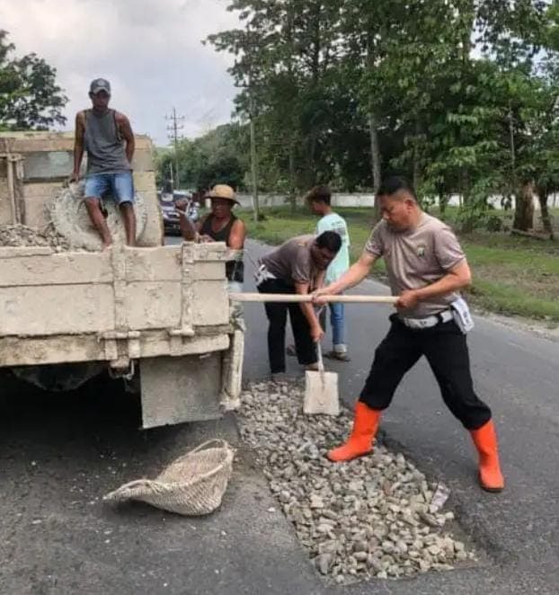 warga_dan_satlantas_polres_timbun_jalan_berlubang_di_tebing_tinggi