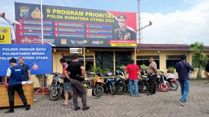 warga_datangi_polsek_pancur_batu_mencari_sepeda_motornya_yang_hilang