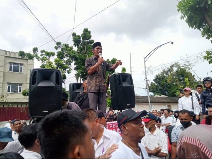 warga_demo_kpu_medan_minta_pilkada_kota_medan_diulang