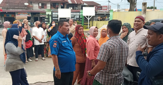 warga_demo_tolak_pemilihan_kepling_di_kecamatan_medan_timur