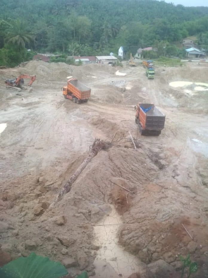 warga_desa_di_bangun_purba_terancam_tertimbun_longsor