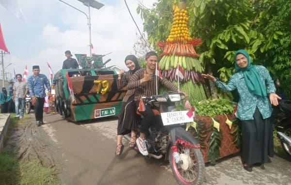 warga_desa_kolam_gelar_pawai_sebelum_upacara_kemerdekaan_ri_ke_79