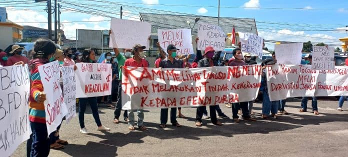warga_desa_nageri_kuta_suah_geruduk_pengadilan_kabanjahe