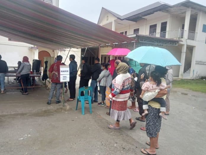 warga_desa_patane_1_toba_hujan_hujanan_antre_buat_nyoblos