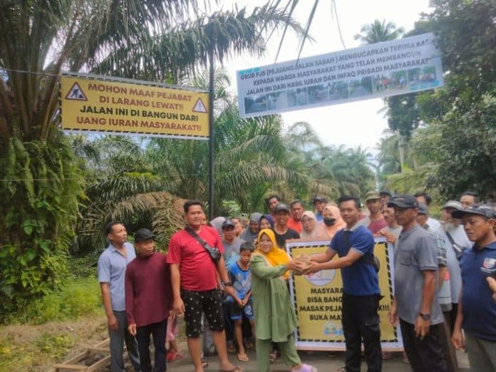 warga_desa_resmikan_jalan_yang_dibangun_pakai_dana_pribadi_di_asahan