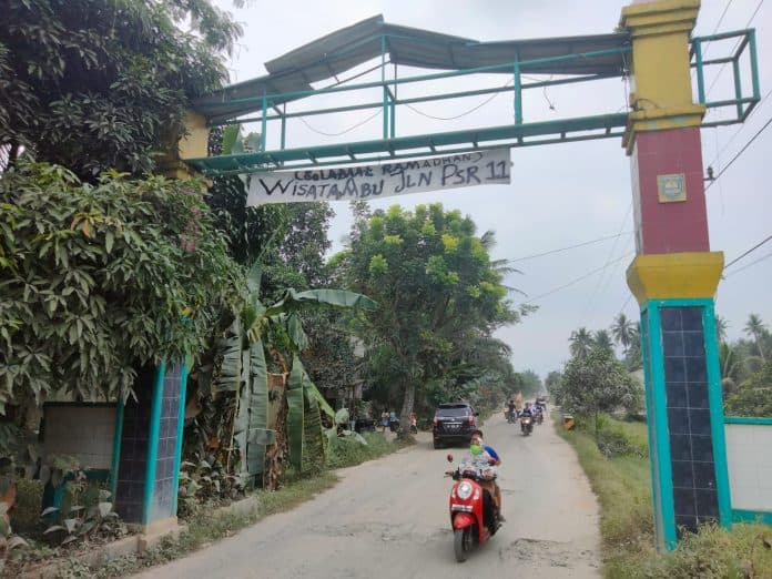 warga_di_asahan_bikin_spanduk_ucapan_sindiran_di_jalan_rusak_dan_berdebu