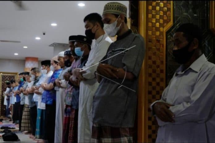 warga_diingatkan_tetap_pakai_masker_saat_sholat_tarawih_di_mesjid
