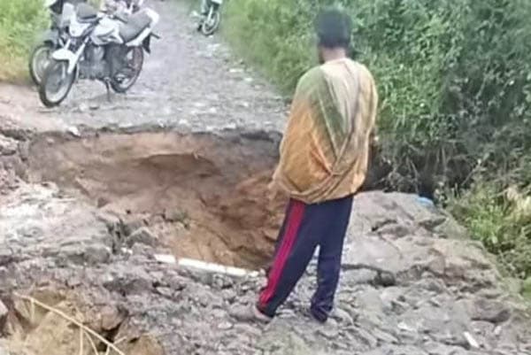 warga_dolok_saribu_minta_perbaikan_jalan_putus_bpbd_simalungun_lakukan_kajian