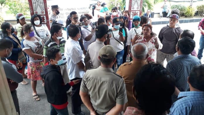warga_futasi_ancam_bawa_peralatan_memasak_ke_dprd_siantar