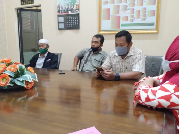 warga_gang_demak_terima_rp22_juta_dan_10_gerobak_motor