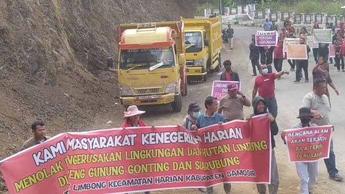 warga_gelar_aksi_protes_pelebaran_jalan_simpang_gotting_harian_samosir