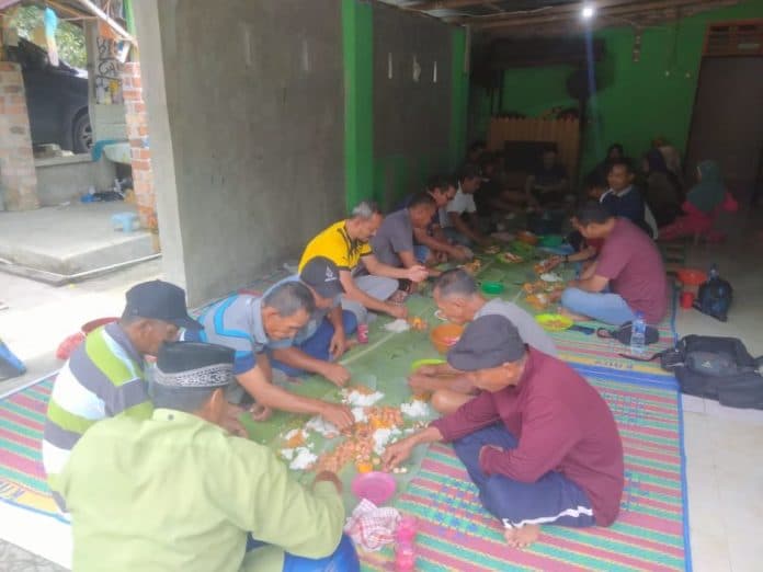 warga_gelar_syukuran_makan_bersama_usai_bangun_jalan_pakai_uang_pribadi