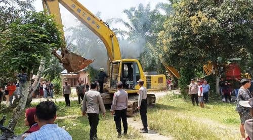 warga_hadang_alat_berat_eksekusi_lahan_di_tanjung_pura_ricuh
