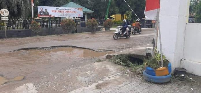 warga_harapkan_perbaikan_jalan_rusak_depan_makodim_0204_deli_serdang
