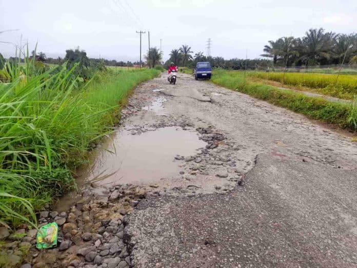 warga_hatonduhan_minta_pemkab_simalungun_perbaiki_jalan_yang_rusak_parah_bertahun_tahun