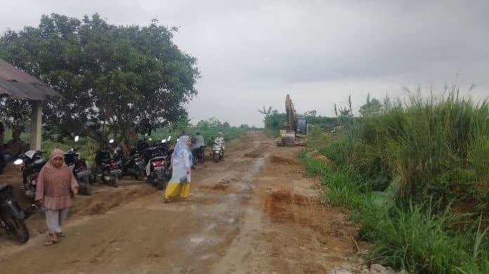 warga_hentikan_dan_usir_beko_dari_lokasi_galian_c_pt_ksu_kebun_limau_mungkur_deli_serdang