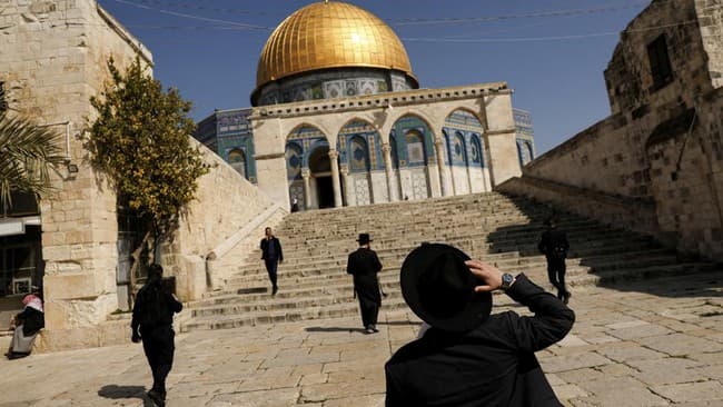warga_israel_serbu_kompleks_al_aqsa_untuk_rayakan_hari_shavuot