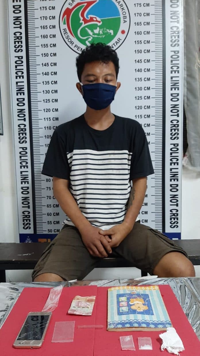 warga_jalan_tangki_terciduk_saat_nunggu_pembeli_sabu_di_rumah