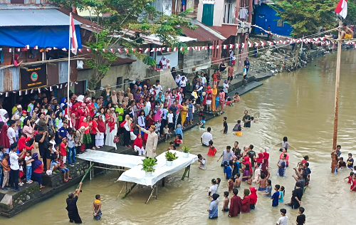 warga_kampung_aur_gelar_fashion_show_di_sungai_deli_medan