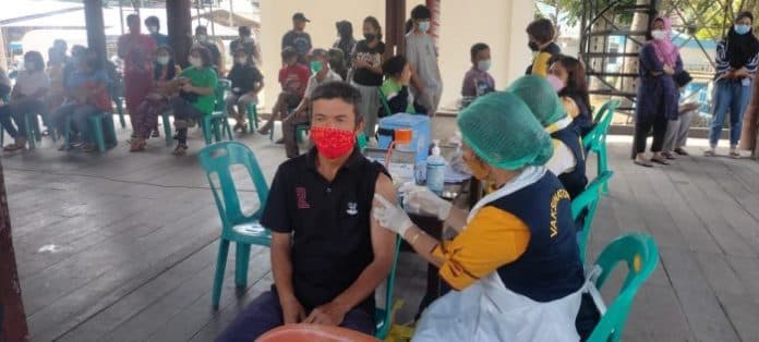 warga_kecamatan_girsang_sipangan_bolon_antusias_ikuti_vaksinasi_massal