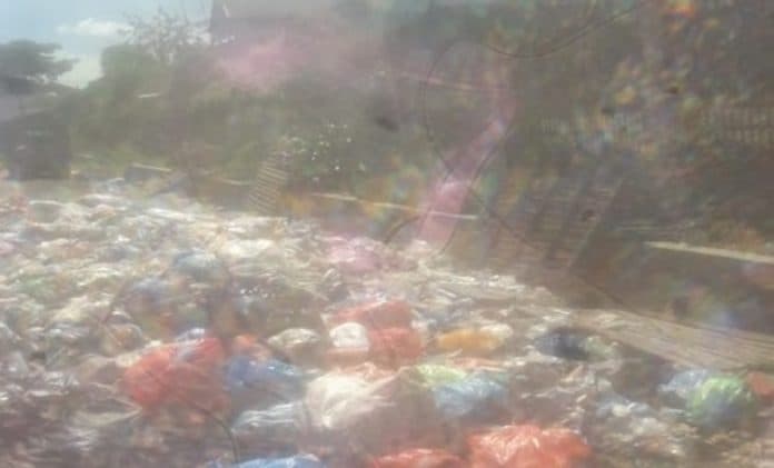 warga_kecewa_sipirok_dibiarkan_jorok_sampah_berserakan_di_badan_jalan